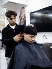 Barbier aan het scheren