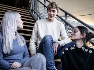 Klasgenoten kletsen in de pauze