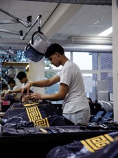 Barbier student scheert baard van klant