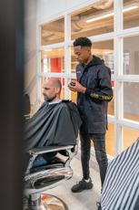 Haarstylist Heer Salonmanager Heer Student Muhammed Ndayisaba Drenthe College Iris Sijbom Fotografie 2023 IR106162 Haarstylist Heer Salonmanager Heer Student Muhammed Ndayisaba Drenthe College Iris Sijbom Fotografie 2023 IR106162