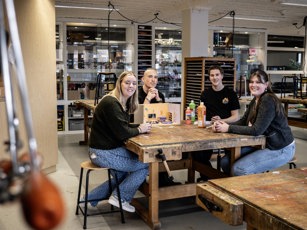 Studenten Onderwijsassistent in handvaardigheidslokaal
