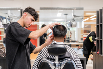 Haarstylist Heer Salonmanager Heer Student Wail Balasini Drenthe College Iris Sijbom Fotografie 2023 IR106185 Haarstylist Heer Salonmanager Heer Student Wail Balasini Drenthe College Iris Sijbom Fotografie 2023 IR106185