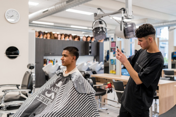 Haarstylist Heer Salonmanager Heer Student Wail Balasini Drenthe College Iris Sijbom Fotografie 2023 IR106214 Haarstylist Heer Salonmanager Heer Student Wail Balasini Drenthe College Iris Sijbom Fotografie 2023 IR106214