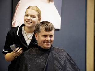 Student en klant vrolijk bij de spiegel