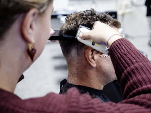 Studente is haar klant aan het scheren