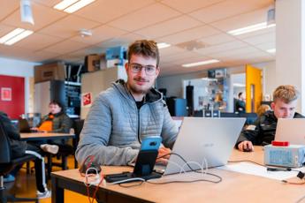 Medewerker ICT Support, Iris Sijbom 2022 (25) Medewerker ICT Support, Iris Sijbom 2022 (25)