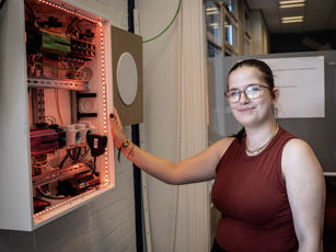 ICT studente bij computerapparatuur