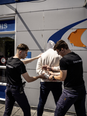 Studenten handhaving houden iemand staande